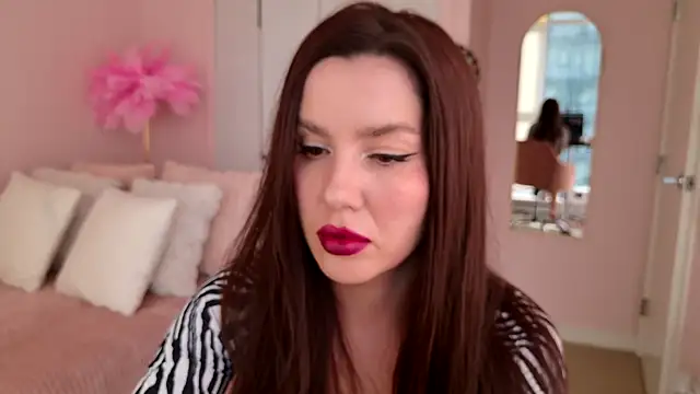 Snapshot of SirenSwitch chatting on 11.19.25 SirenSwitch online show from 11.19.25