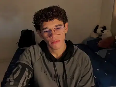 Snapshot of Tom_Blues chatting on 10.27.25 Tom Blues online show from 10.27.25