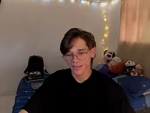 Snapshot of Tom_Blues chatting on 10.30.25 Tom Blues online show from 10.30.25