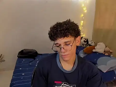 Snapshot of Tom_Blues chatting on 11.10.25 Tom Blues online show from 11.10.25