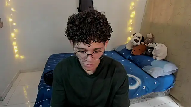 Snapshot of Tom_Blues chatting on 11.24.25 Tom Blues online show from 11.24.25