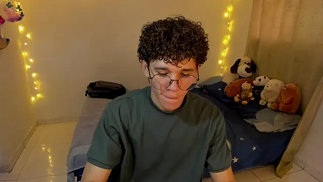 Snapshot of Tom_Blues chatting on 12.18.25 Tom Blues online show from 12.18.25