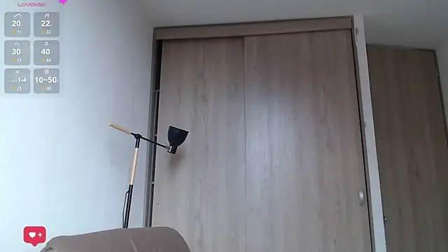 Snapshot of WendySuns_ chatting on 10.15.25 WendySuns online show from 10.15.25