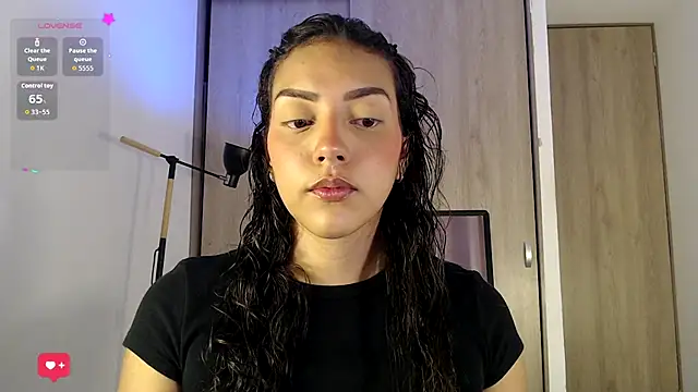 Snapshot of WendySuns_ chatting on 10.18.25 WendySuns online show from 10.18.25