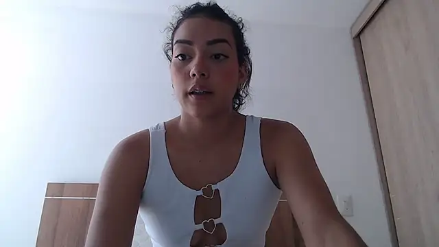 Snapshot of WendySuns_ chatting on 10.21.25 WendySuns online show from 10.21.25