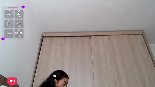 Snapshot of WendySuns_ chatting on 10.28.25 WendySuns online show from 10.28.25