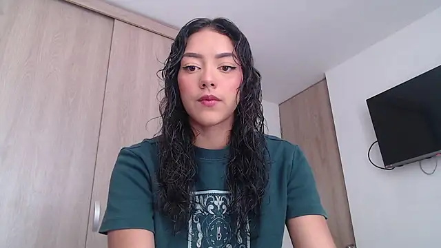 Snapshot of WendySuns_ chatting on 11.26.25 WendySuns online show from 11.26.25