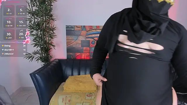 Snapshot of samanee_konn chatting on 10.31.25 samanee konn online show from 10.31.25