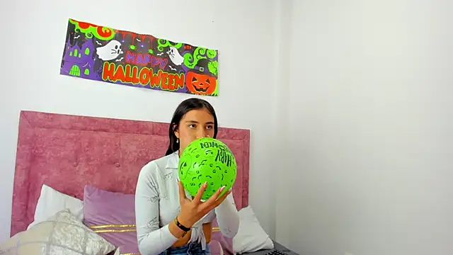 Vaiolet Miller online show from 10.04.25