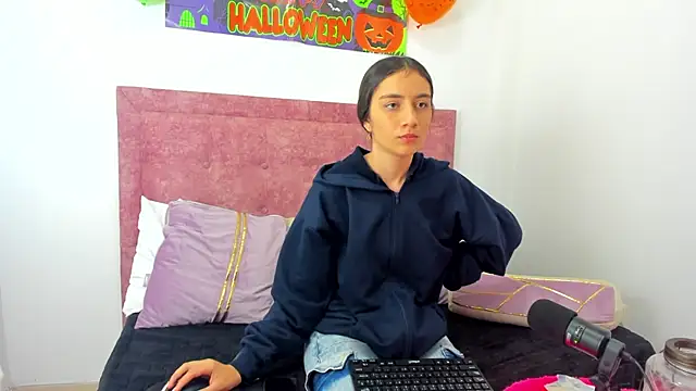 Vaiolet Miller online show from 10.20.25