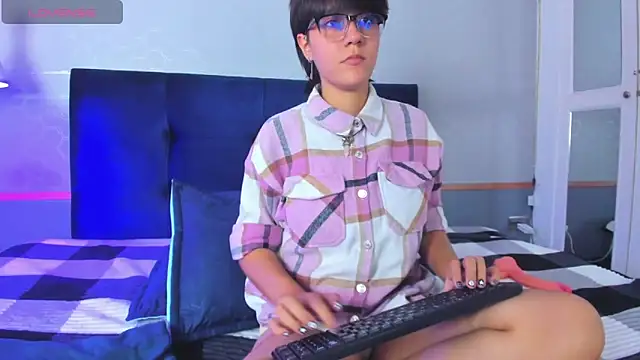 Snapshot of Tsuki_Maru chatting on 10.06.25 Tsuki Maru online show from 10.06.25