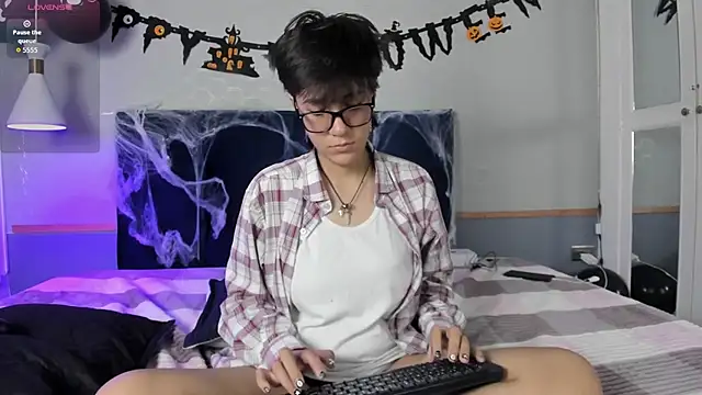 Snapshot of Tsuki_Maru chatting on 10.15.25 Tsuki Maru online show from 10.15.25