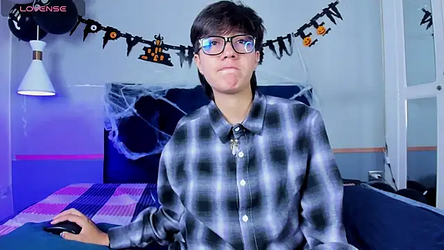 Snapshot of Tsuki_Maru chatting on 10.23.25 Tsuki Maru online show from 10.23.25