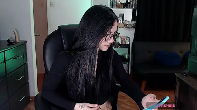 Snapshot of Ashley_olivares chatting on 11.25.25 Ashley olivares online show from 11.25.25