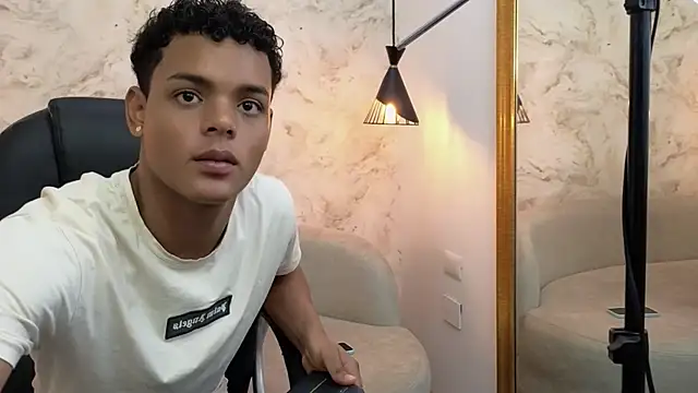 Snapshot of Valentino_Thompson chatting on 09.18.25 Valentino Thompson online show from 09.18.25