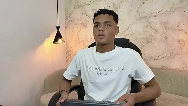 Snapshot of Valentino_Thompson chatting on 10.01.25 Valentino Thompson online show from 10.01.25