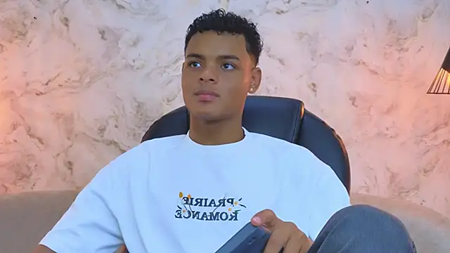 Snapshot of Valentino_Thompson chatting on 10.05.25 Valentino Thompson online show from 10.05.25