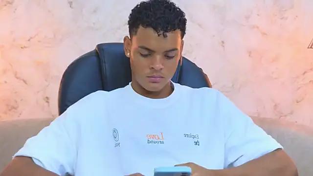 Snapshot of Valentino_Thompson chatting on 10.09.25 Valentino Thompson online show from 10.09.25