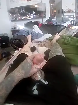 Snapshot of MRTATTWO chatting on 10.27.25 MRTATTWO online show from 10.27.25