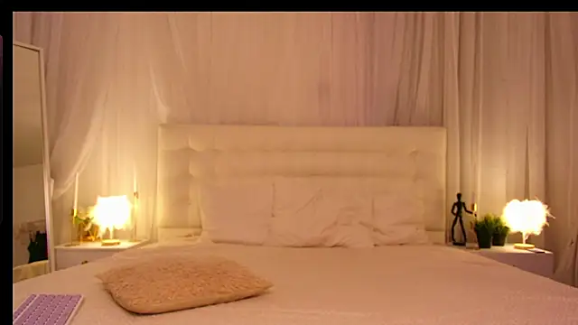 Snapshot of Lilit_1Love chatting on 09.19.25 Lilit 1Love online show from 09.19.25