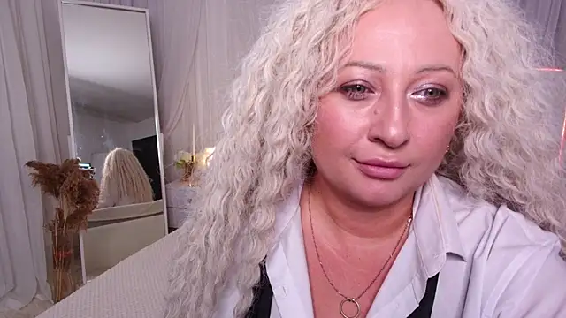 Snapshot of Lilit_1Love chatting on 09.27.25 Lilit 1Love online show from 09.27.25