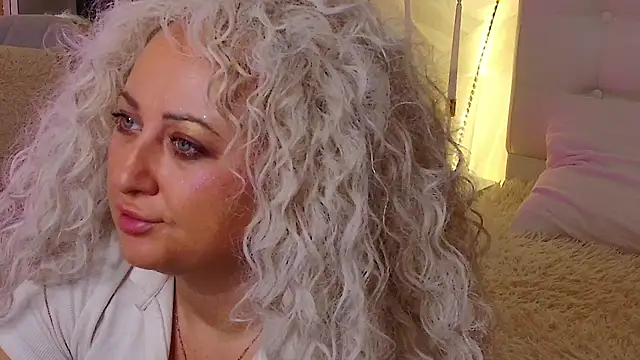 Snapshot of Lilit_1Love chatting on 12.02.25 Lilit 1Love online show from 12.02.25