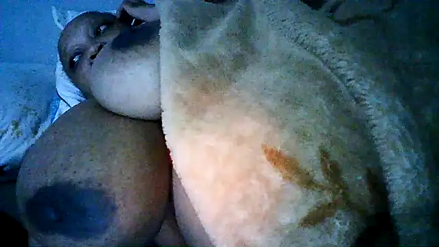 Snapshot of Yellobonepussy chatting on 09.30.25 Yellobonepussy online show from 09.30.25