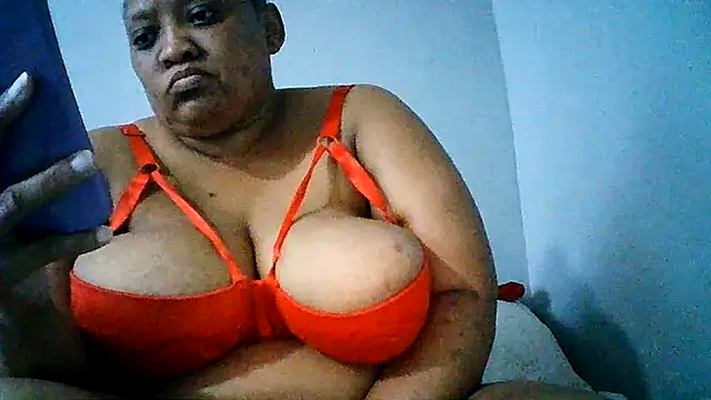 Snapshot of Yellobonepussy chatting on 09.30.25 Yellobonepussy online show from 09.30.25