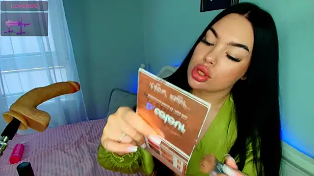 Snapshot of katerine_Monroe chatting on 11.30.25 katerine Monroe online show from 11.30.25