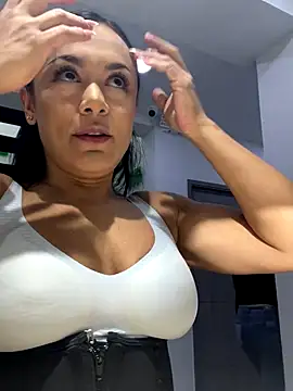 TiffanyyLam online show from 10.01.25