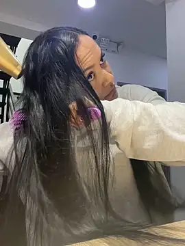 TiffanyyLam online show from 10.08.25