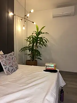 TiffanyyLam online show from 10.19.25