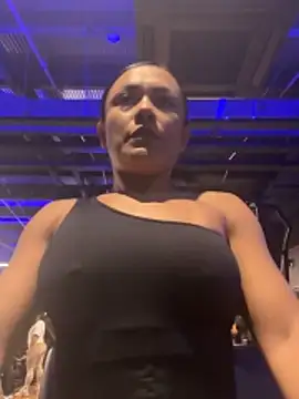 TiffanyyLam online show from 10.28.25