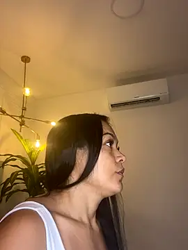 TiffanyyLam online show from 12.16.25