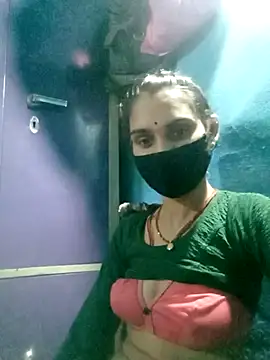 Snapshot of Nishaa_ji chatting on 10.04.25 Nishaa ji online show from 10.04.25