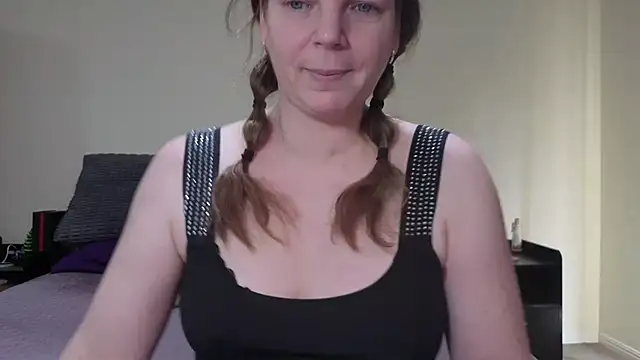 Snapshot of aussiepeaches chatting on 02.10.26 aussiepeaches online show from 02.10.26