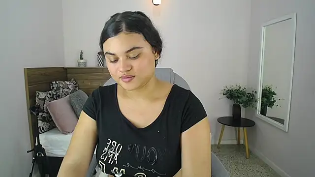 Snapshot of Miabloomm_ chatting on 10.08.25 Miabloomm online show from 10.08.25