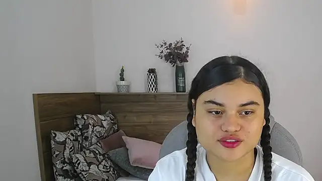 Snapshot of Miabloomm_ chatting on 10.10.25 Miabloomm online show from 10.10.25