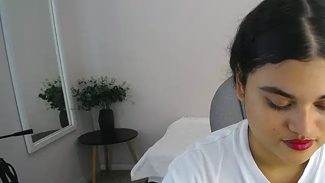 Snapshot of Miabloomm_ chatting on 10.23.25 Miabloomm online show from 10.23.25