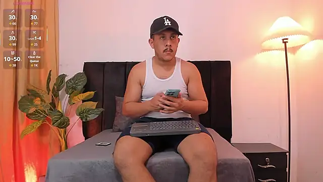 Snapshot of Misterjhons2 chatting on 03.10.26 Misterjhons2 online show from 03.10.26