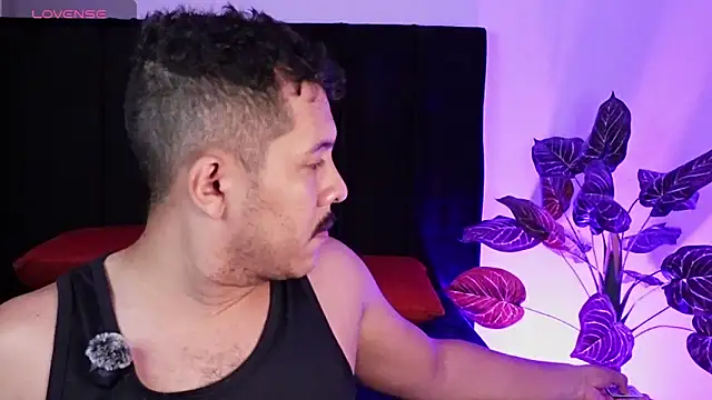 Snapshot of Misterjhons2 chatting on 04.08.26 Misterjhons2 online show from 04.08.26