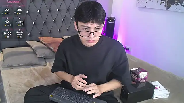 Snapshot of SamuFOXXX chatting on 10.10.25 SamuFOXXX online show from 10.10.25