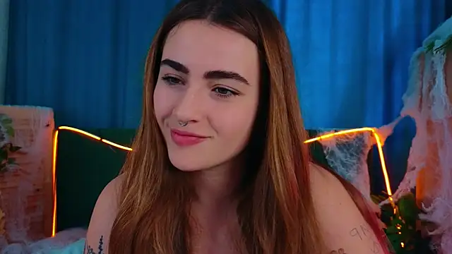 Snapshot of EllaParker chatting on 10.23.25 EllaParker online show from 10.23.25