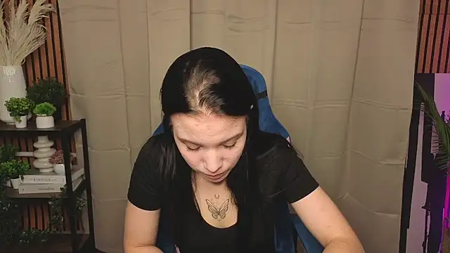 LauraHale online show from 11.07.25