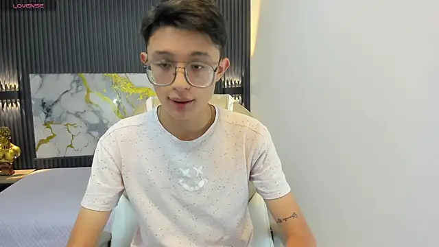 Snapshot of SantiagoRusso18 chatting on 09.16.25 SantiagoRusso18 online show from 09.16.25