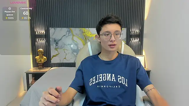 Snapshot of SantiagoRusso18 chatting on 10.08.25 SantiagoRusso18 online show from 10.08.25