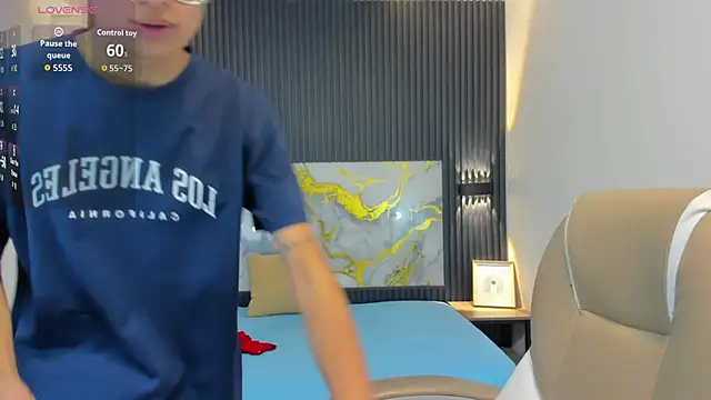 SantiagoRusso18 online show from 10.26.25