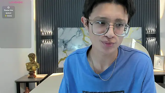 SantiagoRusso18 online show from 11.25.25