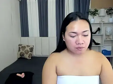 Snapshot of TsUncutKaren chatting on 02.10.26 TsUncutKaren online show from 02.10.26