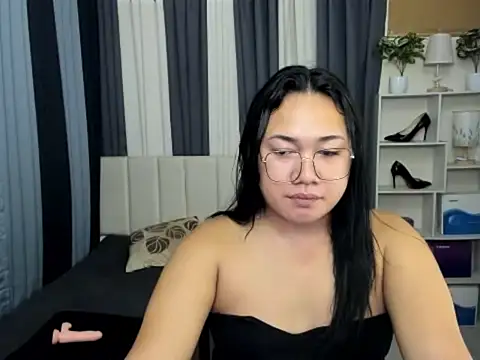 Snapshot of TsUncutKaren chatting on 02.13.26 TsUncutKaren online show from 02.13.26